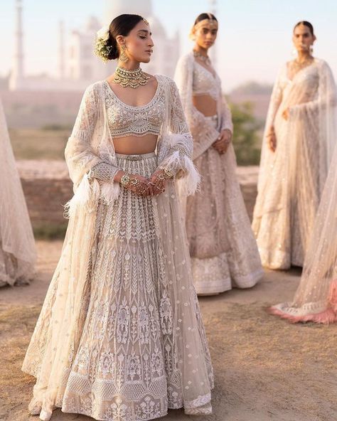 Designer Bridal Lehenga White Lengha Bridal, Indian Bridal Lehenga White, Bridal Lehenga White, White Indian Wedding Dress, Reception Lehengas, White Bridal Lehenga, Indian Reception Outfit, Indian Wedding Reception Outfits, Falguni Shane Peacock