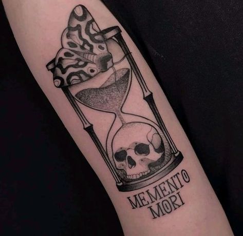 Discover everything behind the philosophy of the Memento Mori tattoo – an artwork that can change your mindset. Momento Mori Tattoo, Memento Mori Tattoo Ideas, Memento Mori Tattoo, Wolf Tattoo Sleeve, Hourglass Tattoo, Clock Tattoo Design, Dragon Tattoo For Women, Wicked Tattoos, Creepy Tattoos