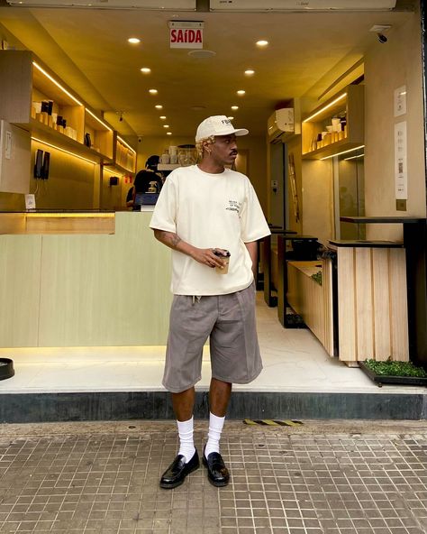 Outfit + coffee 🖤 @thecoffee.jp Boné @fbrc.studios Camiseta @mochakk Mens Clothing Photoshoot, Shorts Men’s Outfits, Black Men Summer Outfit, Streetwear Pose, Minimalist Outfit Men, Black Men Summer Outfits, Coffee Pose, Minimalist Clothing Brands, Japan Fits