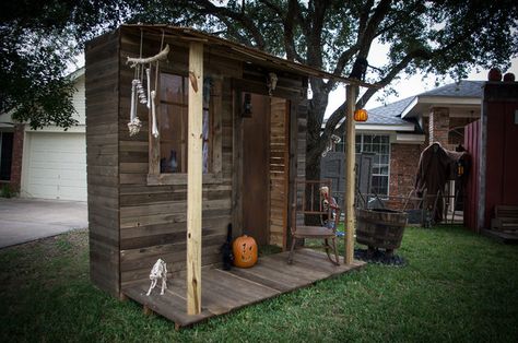 That is fantastic Diy Halloween Witch Hut, Diy Witches House, Witch Shack Halloween, Witches Lair Halloween Decor, Witch Shack, Halloween Facade, Hillbilly Halloween, Western Ghost Town, Halloween Witch House