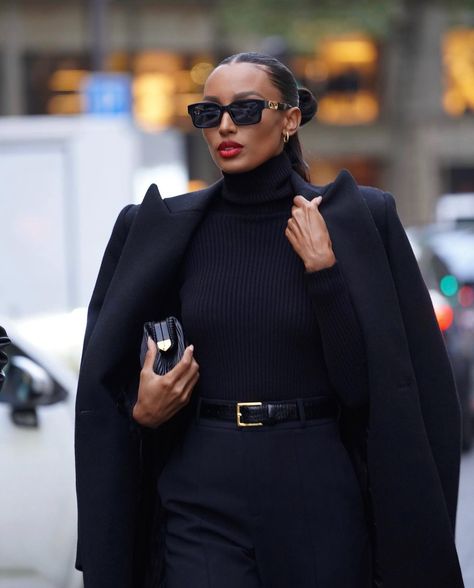 Luxury Outfits Women, How To Look Expensive, Luxury Wardrobe, Woman In Black, Jasmine Tookes, Classic Style Outfits, Black Luxury, Estilo Chic, Luxury Women Fashion