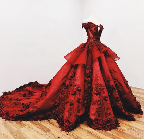 femme fatale on Twitter: "Mak Tumang… " Red Ball Gowns, Sweetheart Evening Dress, Gown Ideas, Dresses With Lace, Red Wedding Dress, Formal Evening Gown, 파티 드레스, Red Wedding Dresses, Wedding Dresses With Flowers