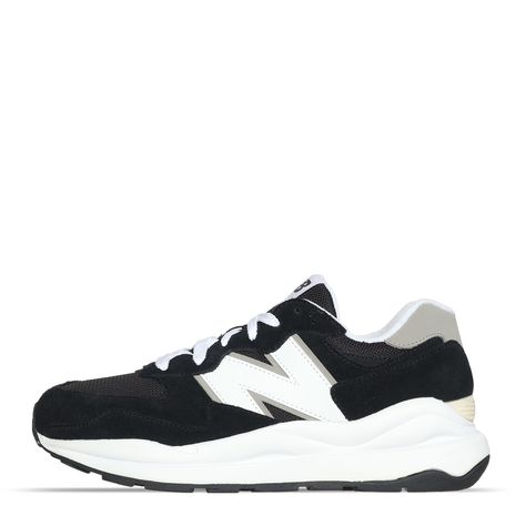 Tenis Casual New Balance 57/40 de Hombre | Innvictus New Balance Sneaker, New Balance, Black White, Black And White, Sneakers, White, Black