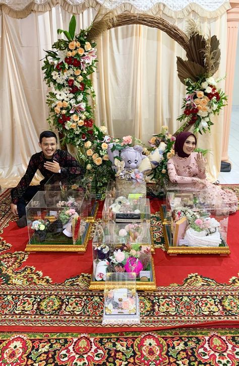 Seserahan Lamaran, Dekor Lamaran, Wedding Trays, Dekorasi Wedding, Engagement Photography Poses, Bridal Gift Wrapping Ideas, Flower Gift Ideas, Wedding List, Pretty Wedding Dresses