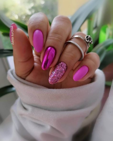 Pink Nails With Chrome And Glitter, Nail Designs On Purple Nails, Pink Nail Barbie, Barbie Nails With Glitter, Pink Chrome Nails With Glitter, Pink Glitter And Chrome Nails, Pink Nail 2023, Chrome Nails With Accent Nail, Barbie Inspired Nail Art