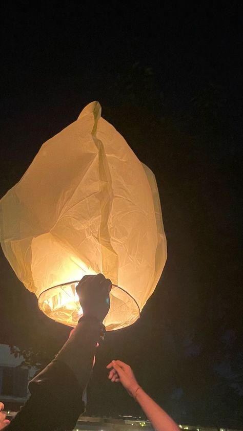 Sky Lanterns Photography, Lantern Aesthetic, Ganesh Chaturthi Greetings, Lantern Photography, Couple In Rain, Diwali Photography, Diwali Pictures, Snap Photography, Photoshop Digital Background