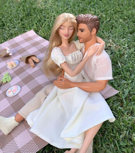 Couple Picnic, Barbie Tumblr, Realistic Barbie, Baby Barbie, Barbies Pics, Barbie Doll Set, Barbie Family, Barbie Dress Fashion, Barbie Model