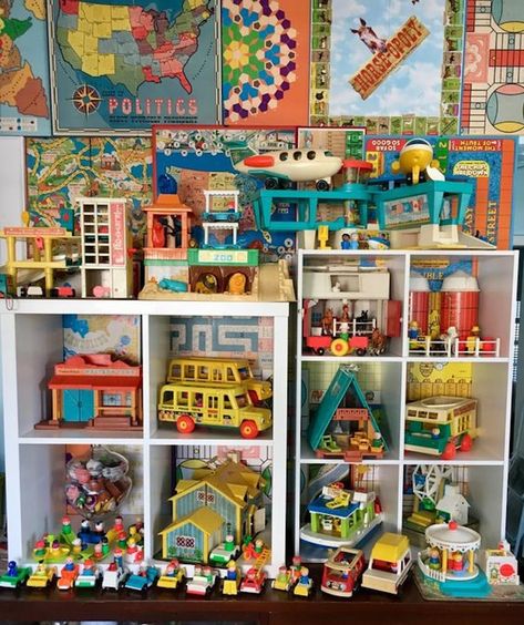 Vintage Toy Display Ideas, Vintage Toy Room, Dopeamean Decor, Vintage Toy Display, Toy Collection Room, Toy Collection Display, Childhood Memories 80s, Vintage Fisher Price Toys, Childhood Memories 70s