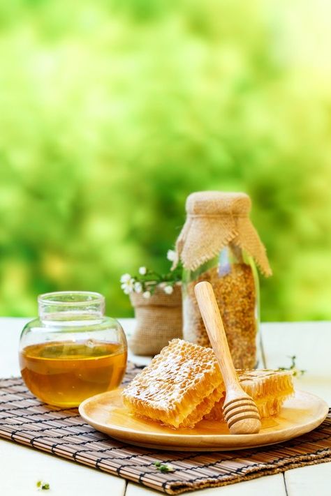 Fresh Honeycomb, Honey Art, Chimney Cake, Honey Photography, Honey Pie, Bee Photo, Manuka Honey, Raw Honey, Food Decoration