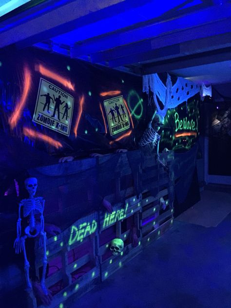 Haunted Bus Ideas, Spooky Garage Halloween, Haunted School Ideas, Halloween Garage Haunted Houses, Diy Haunted Garage Ideas, Haunted Entryway Ideas, Haunted House Entrance Ideas, Large Halloween Party, Indoor Haunted House Ideas