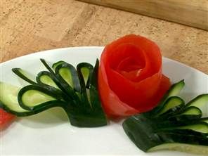 Charcuterie Board Garnish, Vegetable Flowers Garnish, Garnish Tomato, Veggie Shapes, Beautiful Garnishes, Vegetable Garnish, Tomato Rose, Flower Garnish, Salad Decoration Ideas