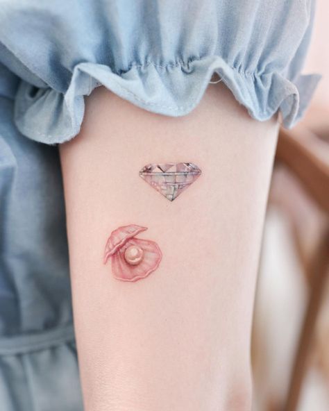 하늘˚₊꽃타투 컬러타투 on Instagram: “✨💎✨ - @tattoo.haneul #diamondtattoo #pearltattoo #gemstonetattoo” Diamond And Pearl Tattoos, Mother Of Pearl Tattoo, Pearls Tattoo, Crystal Tattoos, Pearl Tattoo, Diamond Tattoo, Seashell Tattoos, Stunning Tattoos, Food Tattoos