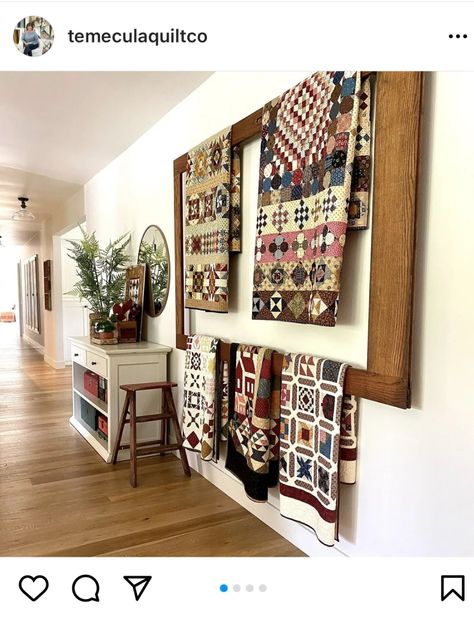 Quilt Display Racks, Displaying Quilts, Display Quilts, Quilt Frame, Old Screen Doors, Quilt Ladder, Quilt Room, Quilt Hangers, Rustic Quilts