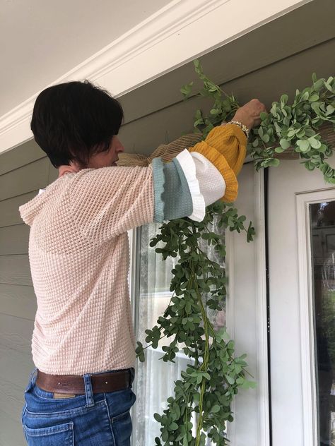 Decorate Around Door Frame, Greenery Around Door Frame, Vines Around Front Door, Over Front Door Decor, Decorate Door, Porch Garland, Farmhouse Diys, Grapevine Garland, Pretty Porches