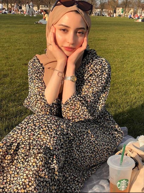 Winter Modest Fashion, Modest Essentials, Decent Outfits, Hijabi Casual, Arab Core, Outfits Muslim, Picnic Outfit, Hijab Fashion Summer, Estilo Hijab