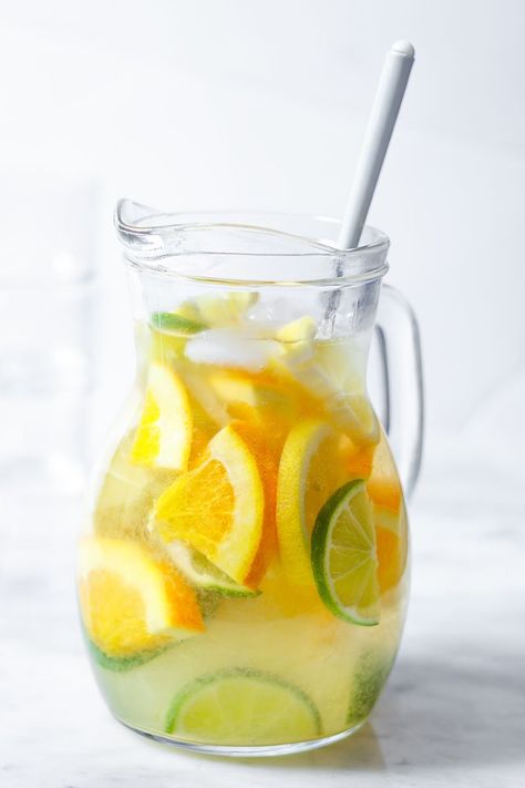 Coconut Water Lemonade – A light, refreshing and nutritious drink made with lime, lemon, orange and coconut water. Great for enjoying on warm days! Fresh Coconut Water, Healthy Detox Cleanse, Joe Cross, Veggie Juice, Lemon Diet, Lemon Detox, Natural Detox Drinks, Air Kelapa, Fresh Coconut