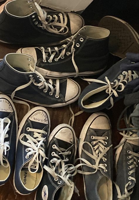 Dirty Converse Aesthetic, Converse Aesthetic Grunge, Converse Aesthetic Outfit, Aesthetic Grunge Wallpaper, Converse Shoes Aesthetic, Dirty Converse, Wallpaper Emo, Emo Shoes, Converse Collection