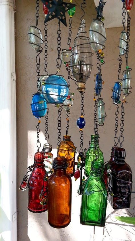 Message in a Bottle Windchime/Suncatcher #DIY #LightBulb #Recycling: Rain Chains, Crust Punk, Astuces Diy, Diy Wind Chimes, Deco Originale, Deco Boheme, Message In A Bottle, Wine Bottle Crafts, Small Bottles