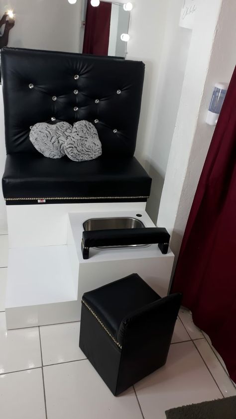 Small Beauty Salon Ideas, Pedicure Station Ideas, Pedicure Bench, Medical Pedicure, Pedicure Station, Uñas Ideas, Home Nail Salon, Nails Salon, Salon Ideas