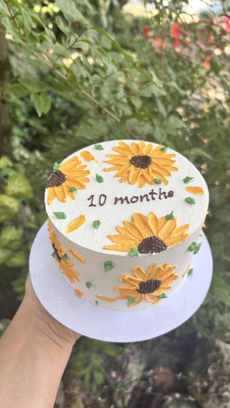 Sunflower Bday Cake, Sunflower Birthday Cake For Women, Sunflower Bento Cake, Sunflower Cake Birthday Simple, Easy Sunflower Cake, Yellow Birthday Cake Ideas, Sunflower Cake Birthday, Cute Bento Cakes, Sunflower Cake Ideas