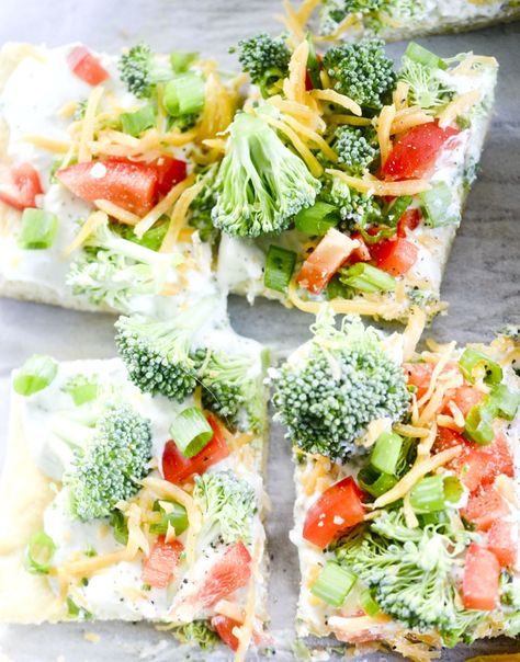 Weight Watchers Veggie Ranch Pizza Weight Watcher Pizza Recipe, Ww Appetizers, Weight Watchers Appetizers, Weight Watchers Pizza, Pizza Ranch, Ranch Pizza, Recipe Diaries, Weight Watchers Lunches, Weight Watchers Snacks