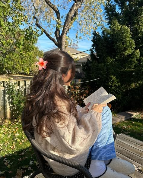 #faceless Faceless Photos, Faceless Pics, Reader Girl, Faceless Aesthetic, Vision Board Pictures, Girl Reading, Girly Pictures, Book Girl, Aesthetic Hair