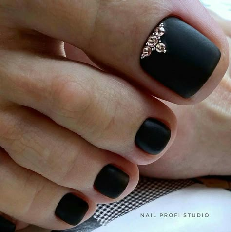 Black French Toe Nails, Black And Gold Toe Nails, Black Toenail Designs, Toenails Ideas, Gold Toe Nails, Halloween Toe Nails, Black Toe Nails, Sharp Claws, Pedicure Designs Toenails