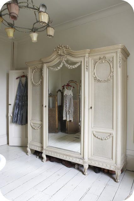 x Camera Shabby Chic, French Armoire, Shabby Chic Dresser, Bedroom Bliss, Shabby Chic Bedroom, Shabby Chic Bedrooms, Chic Bathrooms, Chic Living Room, Design Del Prodotto