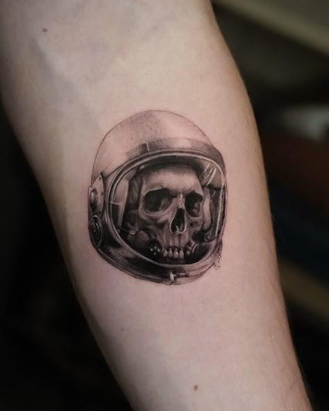 Skull In Astronaut Helmet, Dark Space Tattoo, Space Helmet Tattoo, Astronaut Skull Tattoo, Skull Helmet Tattoo, Space Skull Tattoo, Astronaut Helmet Tattoo, Chrome Tattoo, Astronaut Skull