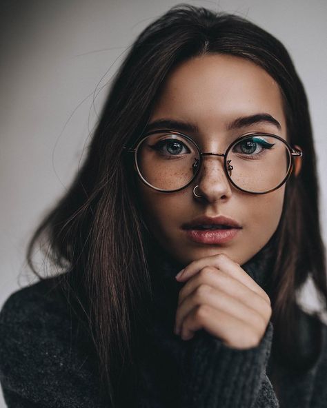 Katya Miró by Alena Photography Inspiration Portrait, Wearing Glasses, Girls With Glasses, Fashion Photography Editorial, Fashion Portrait, 인물 사진, Magazine Photography, Photography Women, Beauty Photography