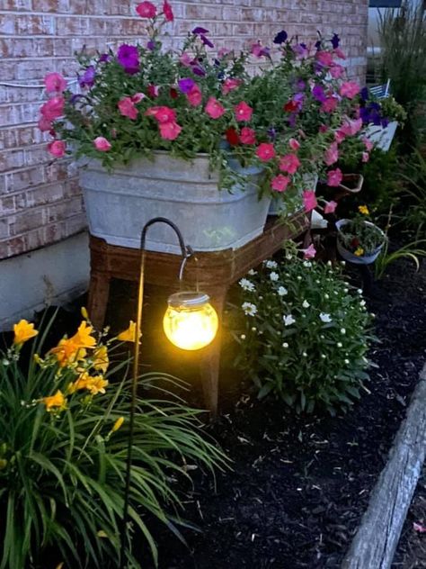 Backyard Corner Gardens, Lake House Flower Bed Ideas, Front Porch Flower Bed Farmhouse, Curb Appeal For Renters, Outside Ideas Landscaping, Flower Bed Ideas Side Of House, Container Garden Flower Bed, Country Front Porch Ideas Rustic, Flower Pots In Front Of House