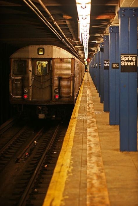 Ny Subway, Perspective Photos, The Wombats, Magic Places, One Point Perspective, Perspective Photography, New York Subway, I Love Nyc, Subway Station