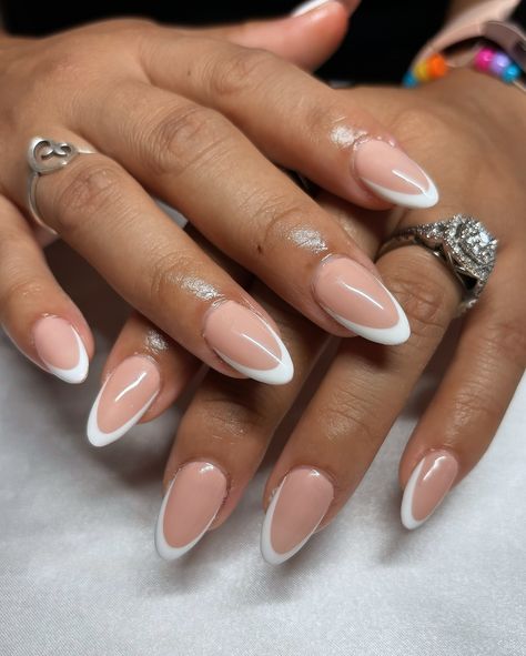 Simple French 🤍 • • • Apres Natural Short Almond • IGel (I’m Blushing) • Melody Susie (Snow White) • #nails #nailsnailsnails #nailart #nailsofinstagram #nailsbyavryl #gelx #gelxnailtech #gelxnails #explorepage #frenchtipdesign #almondnails Snow White Nails, White Almond Nails, French Tip Design, Short Almond, Almond Nails, White Nails, Nail Colors, Snow White, Almond