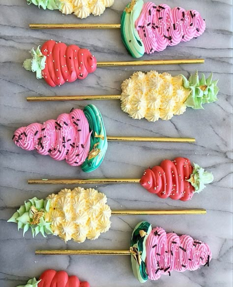 Meringue Pops, Meringue Cookie Recipe, Meringue Pavlova, Meringue Desserts, Dessert Original, Cookie Pops, Meringue Cookies, Summer Weather, Cake Decorating Tips