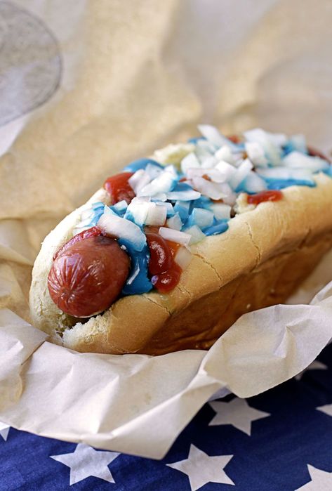 red white and blue hot dog Memorial Day Foods, Gourmet Hot Dogs, Hot Dog Toppings, July 4th Holiday, Fourth Of July Food, Blue Food, 4th Of July Celebration, 4th Of July Party, Food Decoration