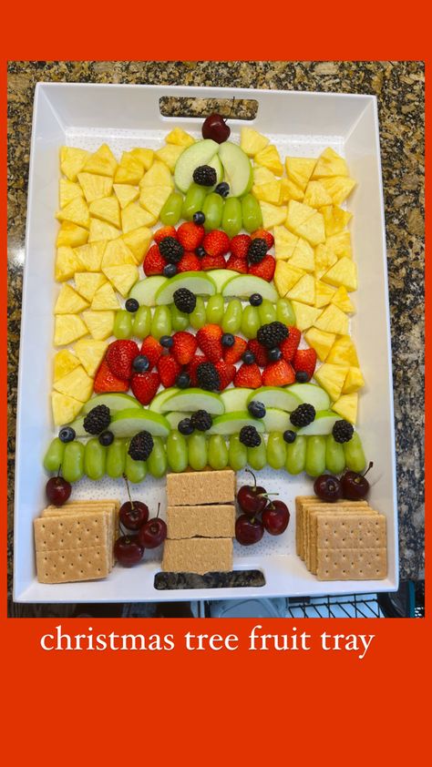 Santa Fruit Tray Ideas, Christmas Tree Fruit Platter, Christmas Tree Fruit Tray, Holiday Fruit Tray, Christmas Fruit Platter, Charcuterie Board Holiday, School Party Snacks, Christmas Tree Fruit, Fruit Charcuterie Board