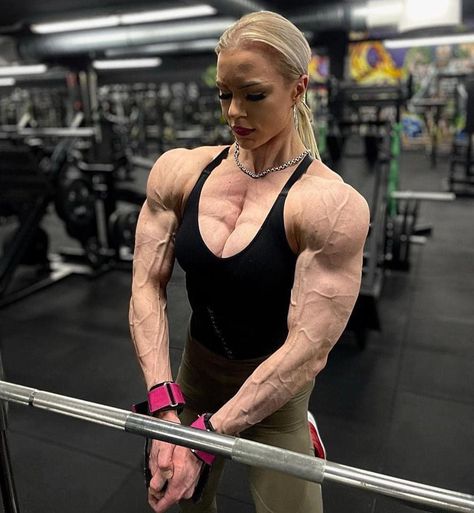 Muscle Mommy, Female Muscles, Female Bodybuilding, Chest Muscles, Back And Biceps, Ifbb Pro, Chest Workout, Lift And Carry, Muscle Girls