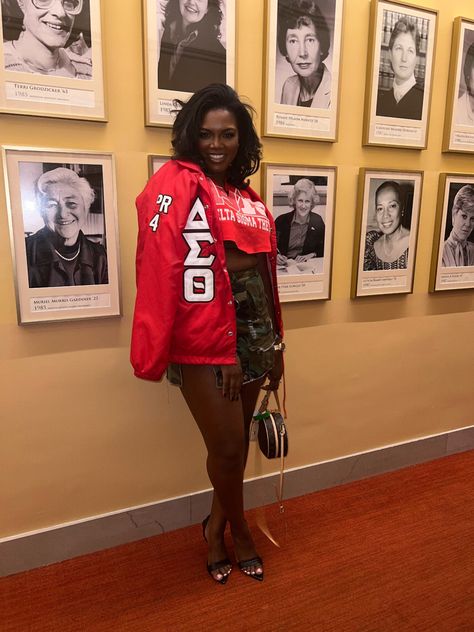 Perfect outfit for black greek life events. Repping Delta Sigma Theta to the fullest with a crop sorority sweatshirt, army fatique mini skirt and heels #homecoming #blacksorority #deltasigmatheta #outfitinspo #blackgirllooks Delta Sigma Theta Homecoming Outfits, Probate Outfit Greek, Delta Sigma Theta Outfits Fashion, Delta Sigma Theta Probate, Delta Sigma Theta Outfits, Outfits With Pleated Skirts, Heels Homecoming, Delta Sigma Theta Gifts, Curvy Casual Outfits