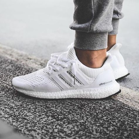 REDVESTMENT on Instagram: “Best Ultra Boost ever released?👟 📷: @jordancheng3 #redvestment” Ultra Boost Outfit, Adidas Ultra Boost White, Teenage Style, Tennis Adidas, Fenty Rihanna, Sneakers Guide, Male Shoes, Outfits Hombre, Sneakers Adidas