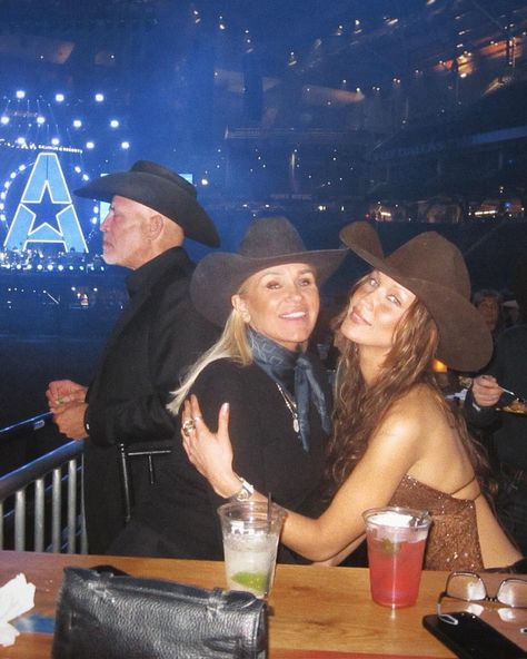 Bella Hadid and Yolanda Hadid Bella Hadid Cowgirl, Bella Hadid Photos, Yolanda Hadid, Rodeo Events, Hadid Sisters, Bella Hadid Outfits, Cowgirl Chic, Country Concerts, Aesthetic Women