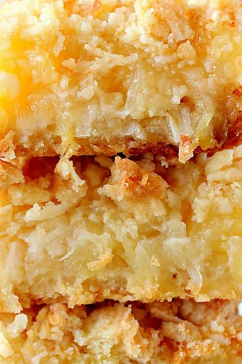 Coconut Squares Recipe, Dessert Squares, Pineapple Dessert Recipes, Crumb Bars, Coconut Dessert, Pineapple Desserts, Coconut Desserts, Square Recipes, Pineapple Recipes