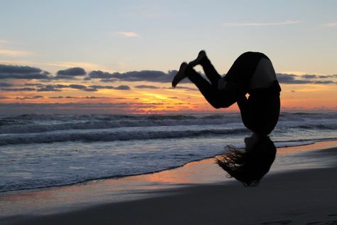 beach tumbling Tumbling Photography Poses, Tumbling Pictures, Tumbling Photos, Tumbling Aesthetic, Gymnastics Asethic Photos, Tumbling On The Beach, Gymnastics Sunset, Gymnastics Photography, Beach Poses