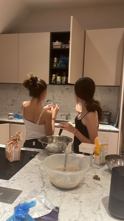 Baking With Friends Photos, Baking With Bestie, Bff Sleepover Pics, Baking With Friends Aesthetic, Summer Pics With Friends, Sleepover Pictures, Best Friend Sleepover, Bestie Pic Ideas, Bsf Aesthetic