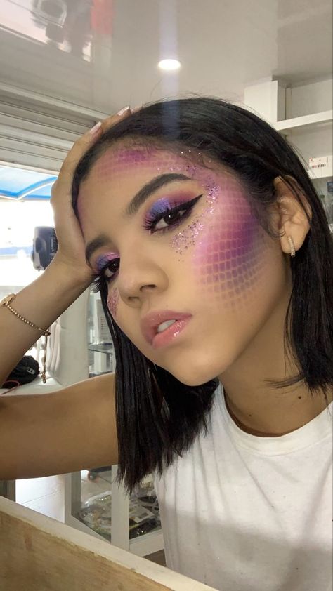 Mermaid Makeup Purple, Ursula Inspired Makeup, Fish Scale Makeup, Ursala Makeup, Ursula Makeup Look, Purple Mermaid Makeup, Simple Mermaid Makeup, Easy Mermaid Makeup, Mermaid Fantasy Makeup