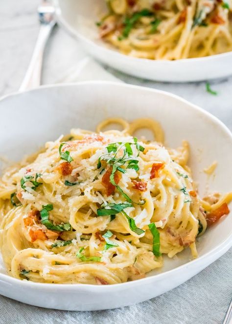 Carbonara Recipe Creamy, Easy Carbonara Recipe, Creamy Carbonara, Friend House, Italian Dinners, Crispy Pancetta, Creamy Spaghetti, Pasta Carbonara Recipe, Pasta Pie