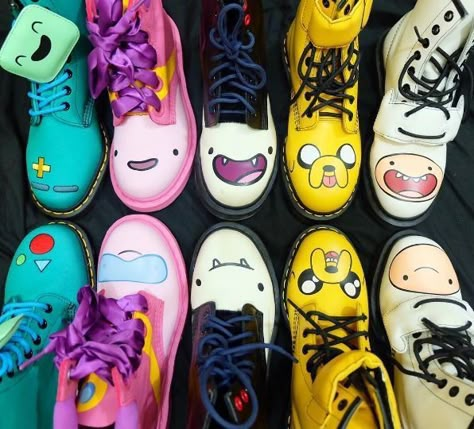 Necessito 💙💙 Adventure Time Adventure Time Doc Martens, Adventure Time Shoes, Adventure Time Clothes, Kawaii Shoes, Dr Martens Boots, Aesthetic Shoes, Cool Shoes, Painted Shoes, Kawaii Clothes