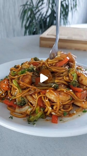 Broccoli Red Pepper, Stir Fry Carrots, Prawn Stir Fry, Shredded Cabbage, Stir Fry Noodles, Pasta Noodles, Main Course Recipes, Seafood Dinner, Broccoli Florets