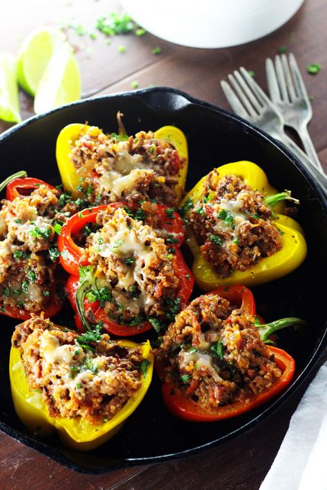 These Southwest Beef & Quinoa Stuffed Peppers make a hearty, healthy, protein packed meal that's amazingly delicious and quick and easy to prepare. | platingsandpairings.com Stuffed Peppers Beef, Quinoa Stuffed Peppers, Cooking Spinach, Beef Entrees, Stuffed Vegetables, Protein Packed Meals, Weekly Dinner, Veggie Bowl, Healthier Food