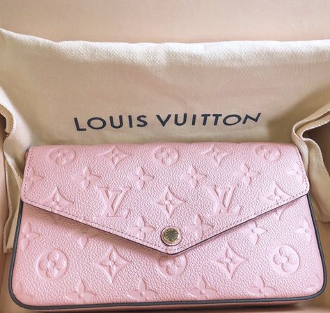 ✨ on Twitter: "louis vuitton rose poudre pochette felicie… " Lv Pink Bag, Pink Wallet Aesthetic, Pink Lv Bag, Sac Louis Vuitton, Preppy Bags, Louis Vuitton Pink, Dior Saddle, 12th Grade, Girly Bags