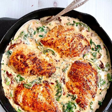 Sara Stewart, MS, CNS on Instagram: "new month, same love for simple one-pan dinners ✨🤗 this CREAMY GARLIC & SUNDRIED TOMATO BASIL CHICKEN SKILLET sitch comes together in 30 minutes and cues all the cozy, which is all we really want in a winter weeknight meal, right? here’s what you’ll need: ✔️chicken ✔️sundried tomatoes ✔️spinach ✔️garlic ✔️parmesan ✔️basil ✔️cream or coconut cream ✔️pantry spices pair with pasta, zoodles, spaghetti squash, and/or your favorite crusty bread and curl up Creamy Chicken Dinner, Sundried Tomato Chicken, Tomato Basil Chicken, Garlic Parmesan Sauce, Tomato Chicken, Chicken Skillet, Sundried Tomato, Basil Chicken, Same Love